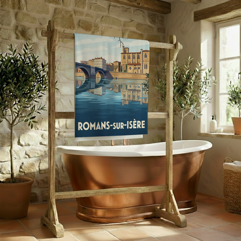Serviette de bain souvenir de la ville de Romans-sur-Isère avec une illustration stylisée du paysage urbain.