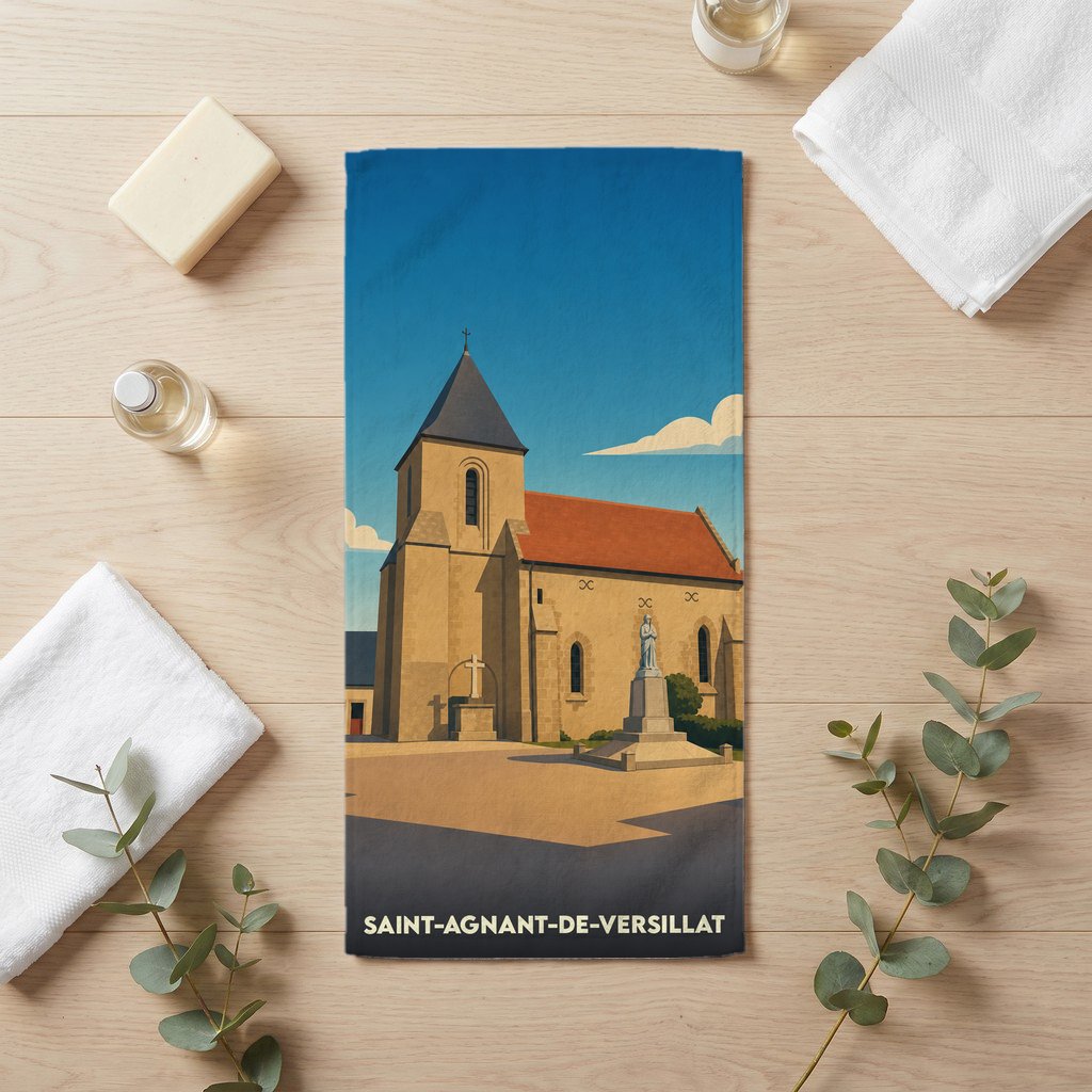 Serviette de bain souvenir de Saint-Agnant-de-Versillat illustrée d'une église sous un ciel bleu.