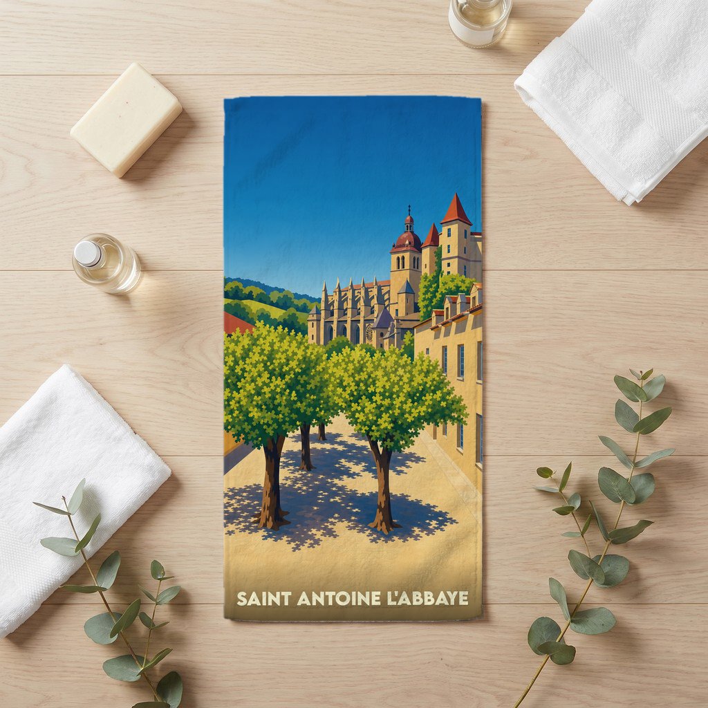 Serviette de bain souvenir de Saint Antoine l'Abbaye avec une illustration stylisée de son église abbatiale et de ses platanes.