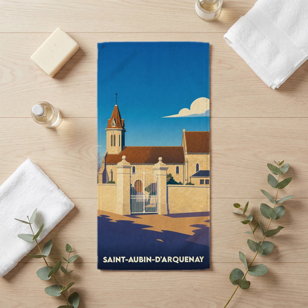 Serviette de bain souvenir de Saint-Aubin-d'Arquenay avec une illustration stylisée de son église.