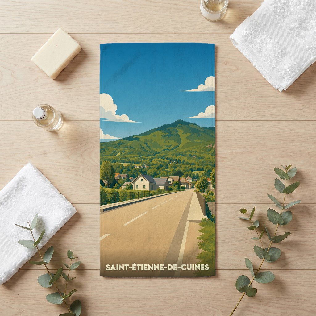 Serviette de bain souvenir de Saint-Étienne-de-Cuines avec une illustration de paysage montagneux.