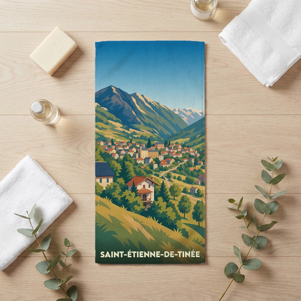 Serviette de bain souvenir de la ville de Saint-Étienne-de-Tinée avec une illustration de paysage de montagne.