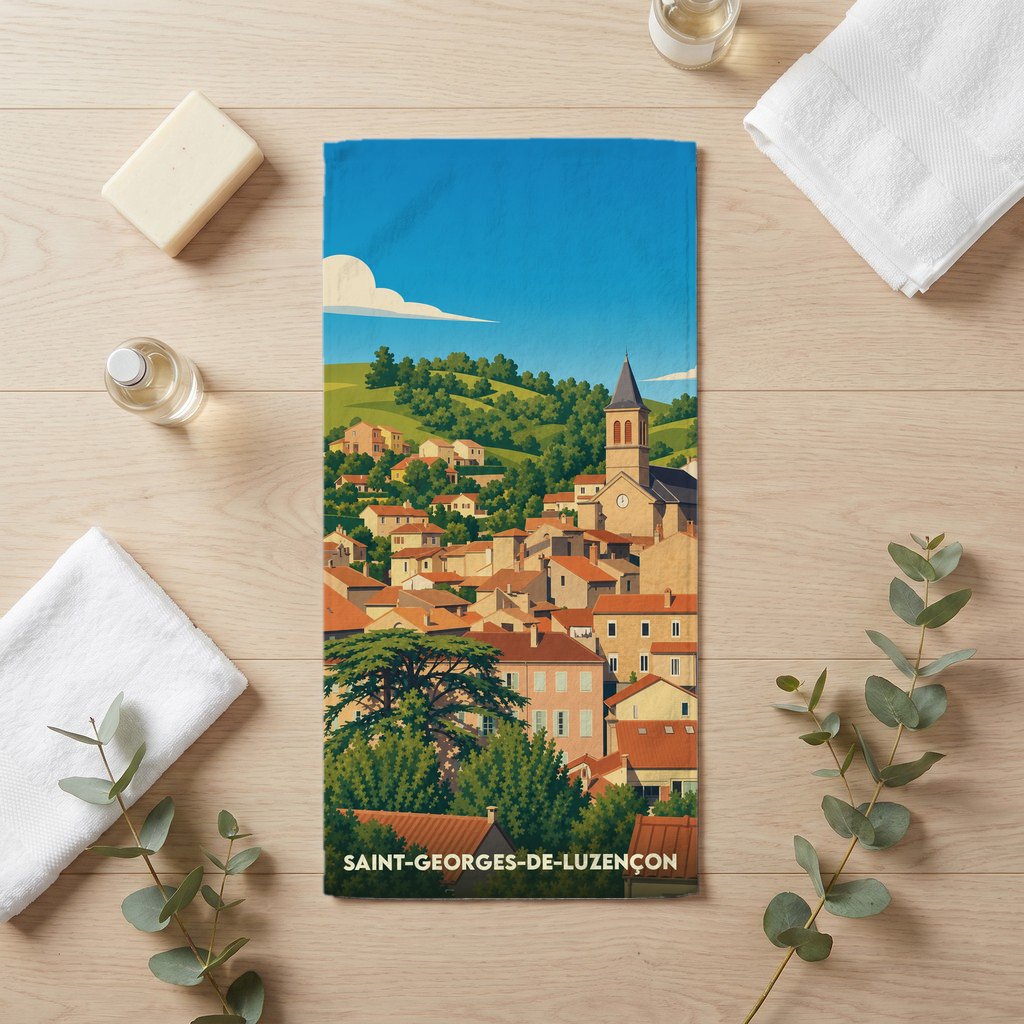 Serviette de bain souvenir de Saint-Georges-de-Luzençon avec une illustration stylisée du village.