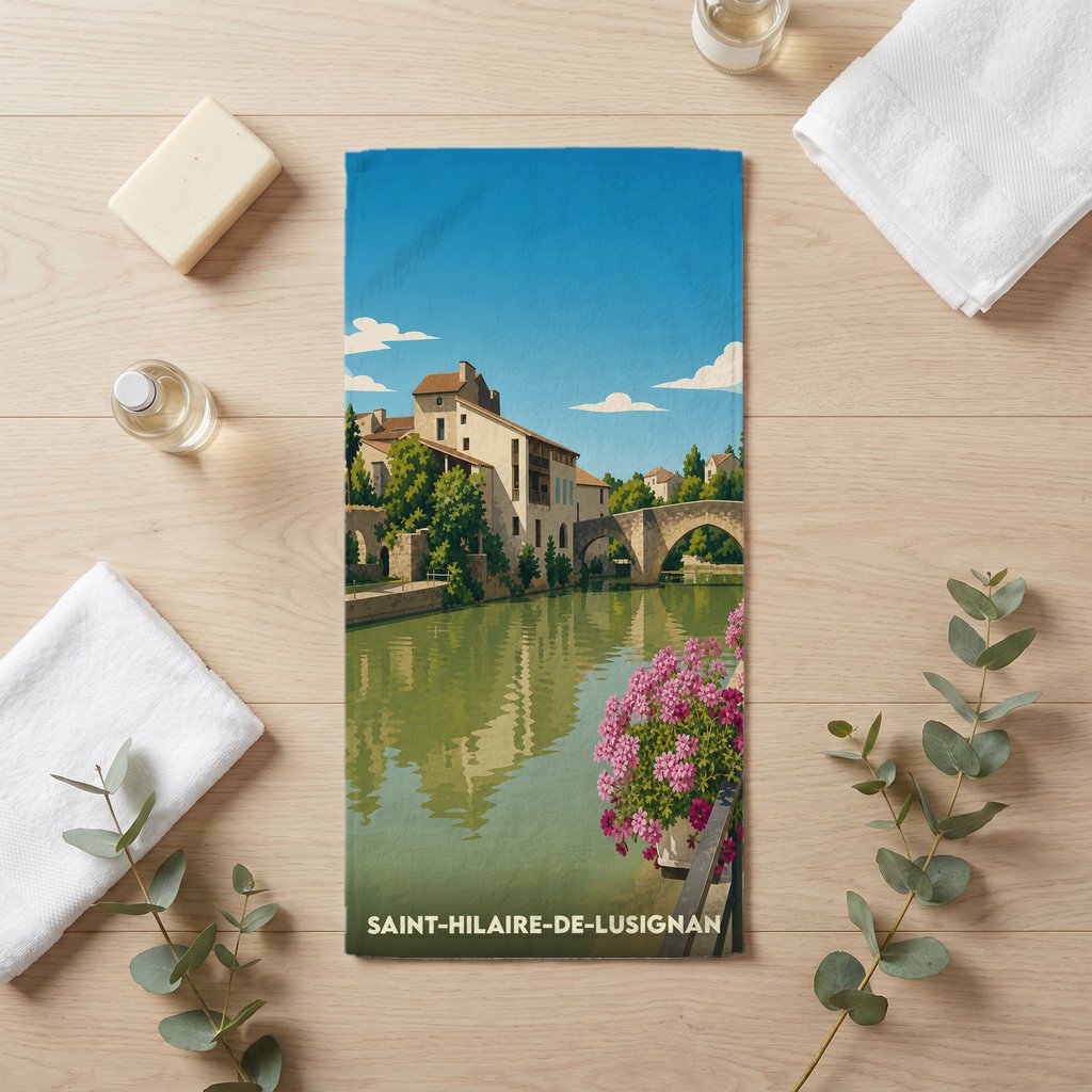 Serviette de bain souvenir de la ville de Saint-Hilaire-de-Lusignan avec une illustration stylisée.