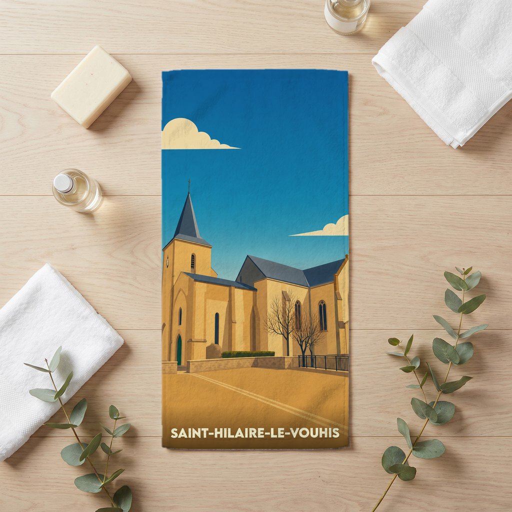 Serviette de bain souvenir de Saint-Hilaire-le-Vouhis avec une illustration stylisée de son église.