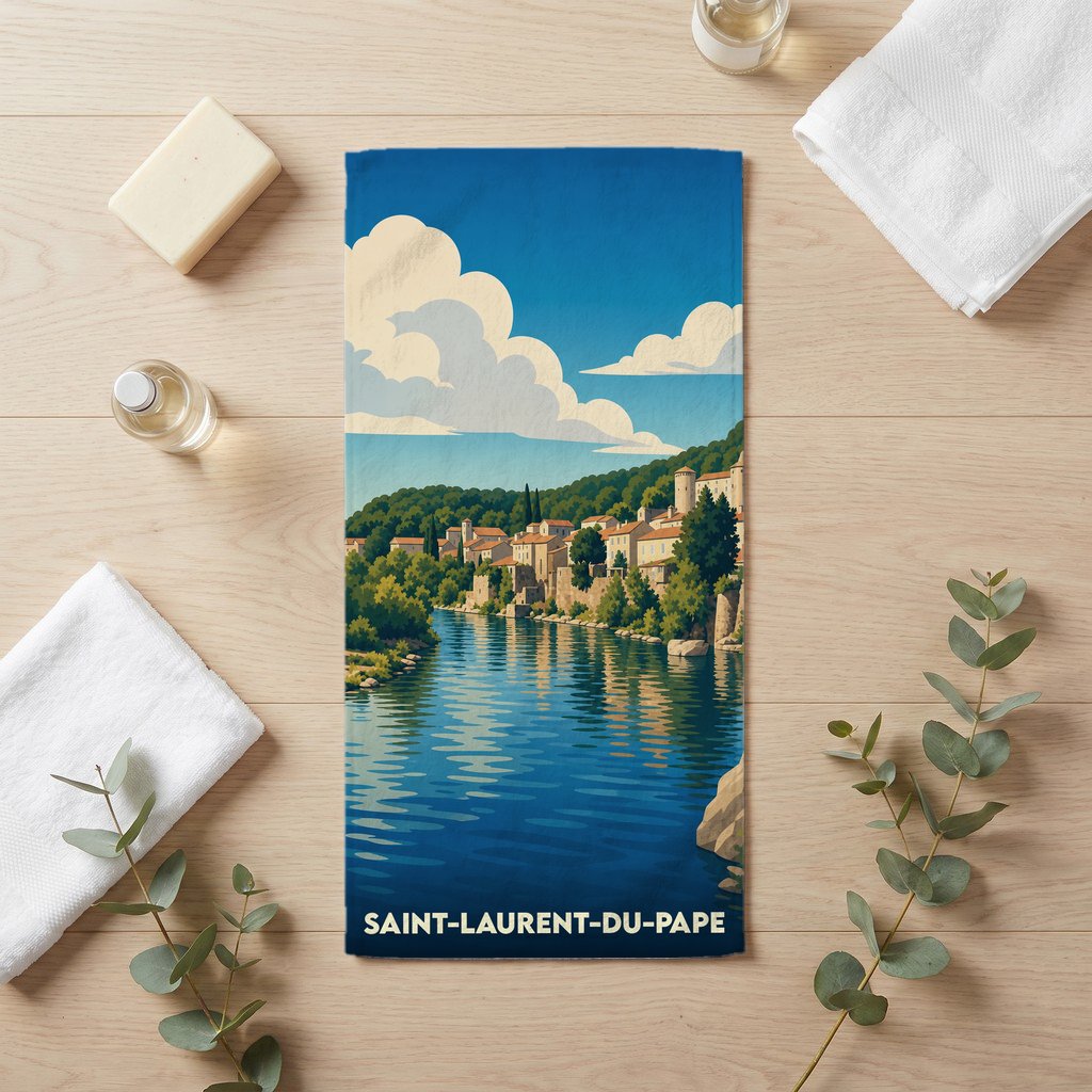 Serviette de bain souvenir de Saint-Laurent-du-Pape avec une illustration stylisée d'un village en bord de rivière.