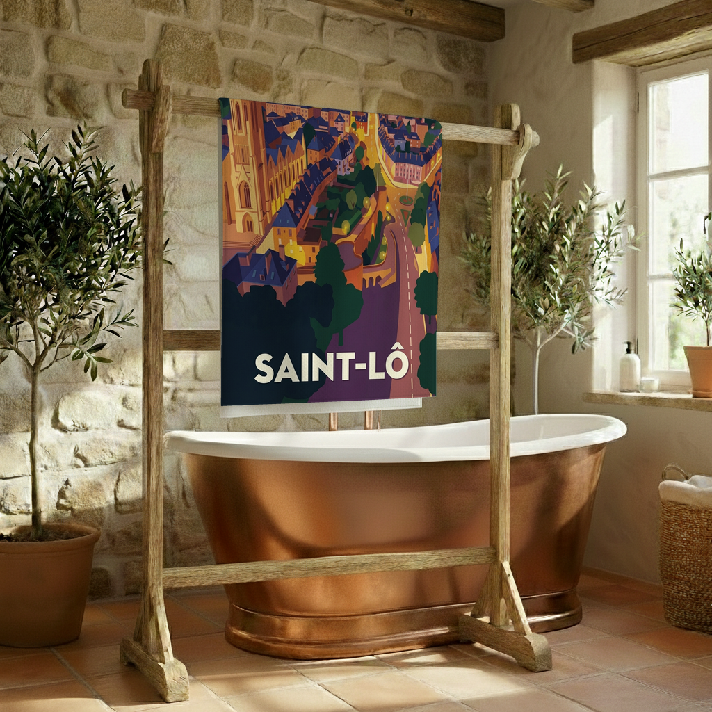 Serviette de bain souvenir de la ville de Saint-Lô avec une illustration stylisée.