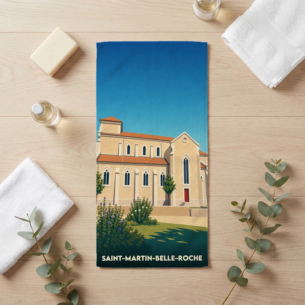 Serviette de bain souvenir de la ville de Saint-Martin-Belle-Roche avec une illustration stylisée de son église.