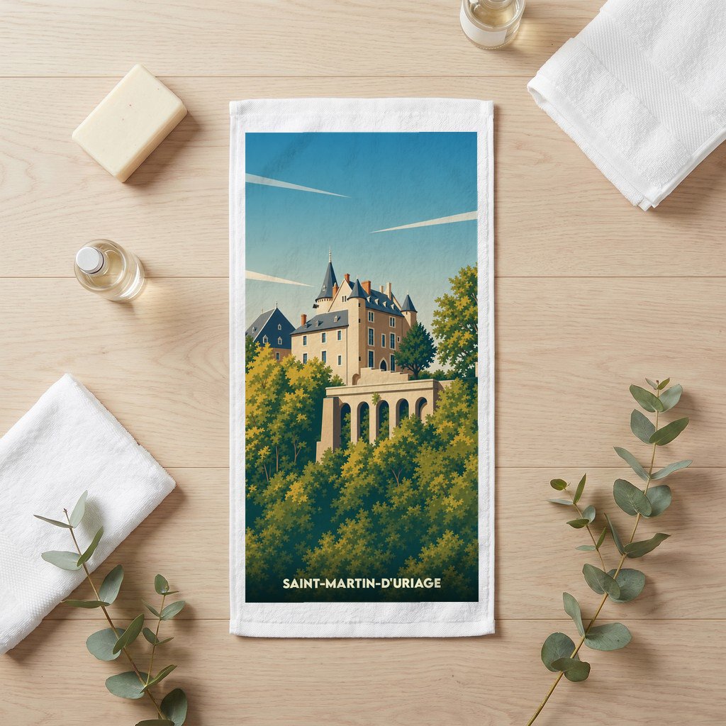 Serviette de bain souvenir de Saint-Martin-d'Uriage ornée d'une illustration stylisée du château local au-dessus de la végétation.