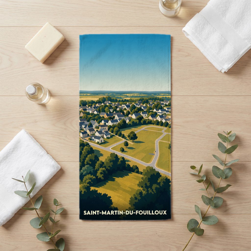 Serviette de bain souvenir de la ville de Saint-Martin-du-Fouilloux avec une illustration stylisée.