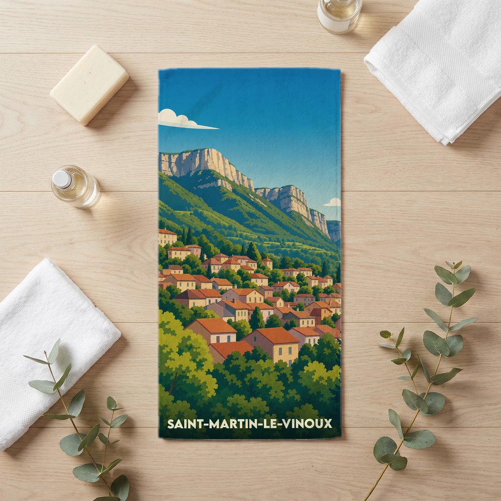 Serviette de bain souvenir de Saint-Martin-le-Vinoux illustrée d'un paysage de montagne et de village stylisé.