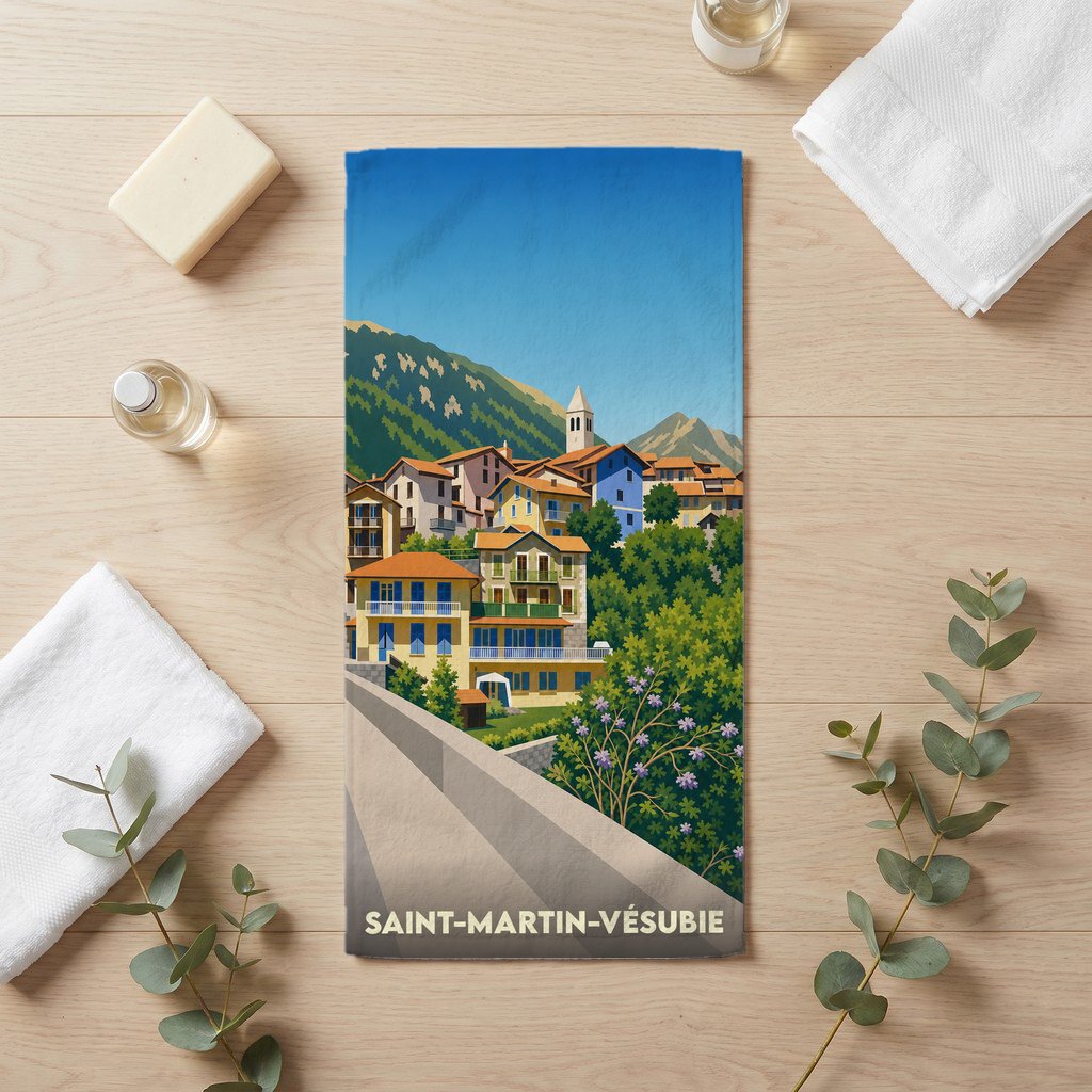 Serviette de bain souvenir de Saint-Martin-Vésubie avec une illustration stylisée du village et de ses montagnes.