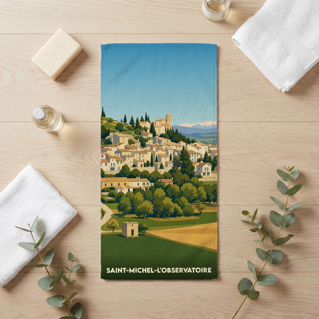 Serviette de bain souvenir de Saint-Michel-l'Observatoire illustrée d'un paysage de village provençal.