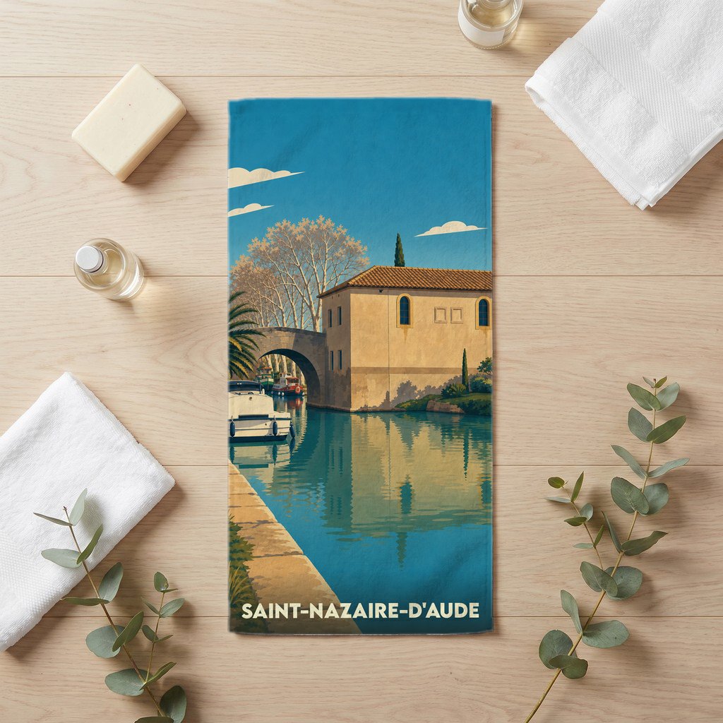 Serviette de bain souvenir de Saint-Nazaire-d'Aude illustrée d'une scène de canal pittoresque.