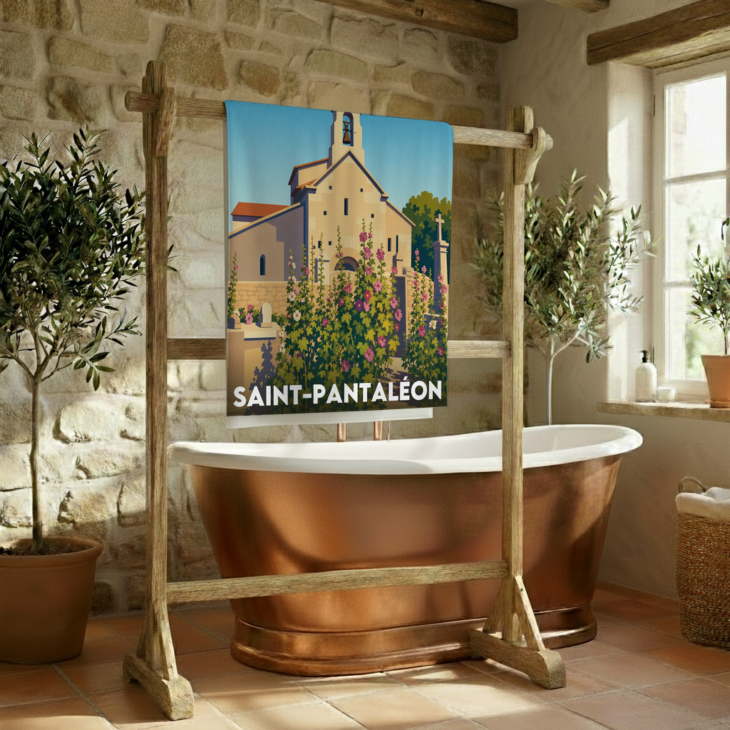 Serviette de bain souvenir de la ville de Saint-Pantaléon avec une illustration stylisée de son église.