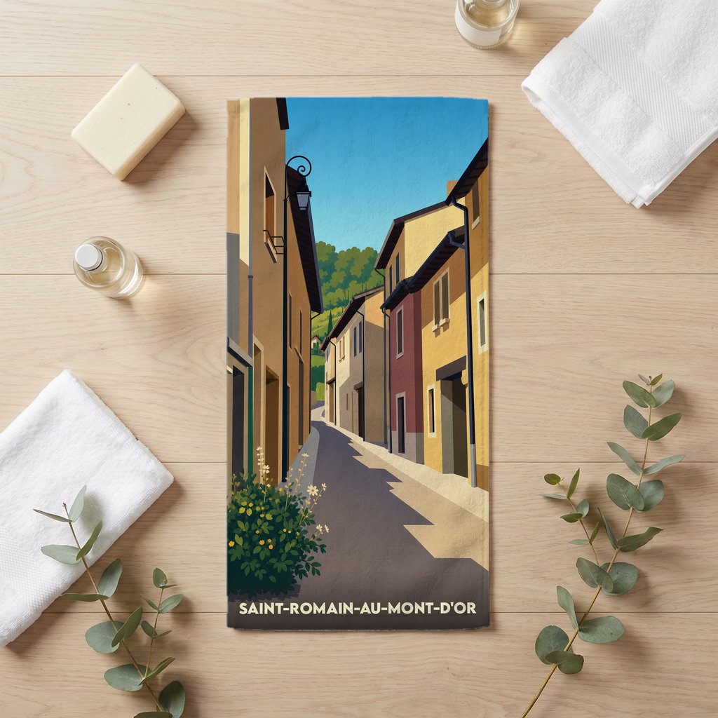 Serviette de bain souvenir de la ville de Saint-Romain-au-Mont-d'Or avec une illustration stylisée d'une rue pittoresque.