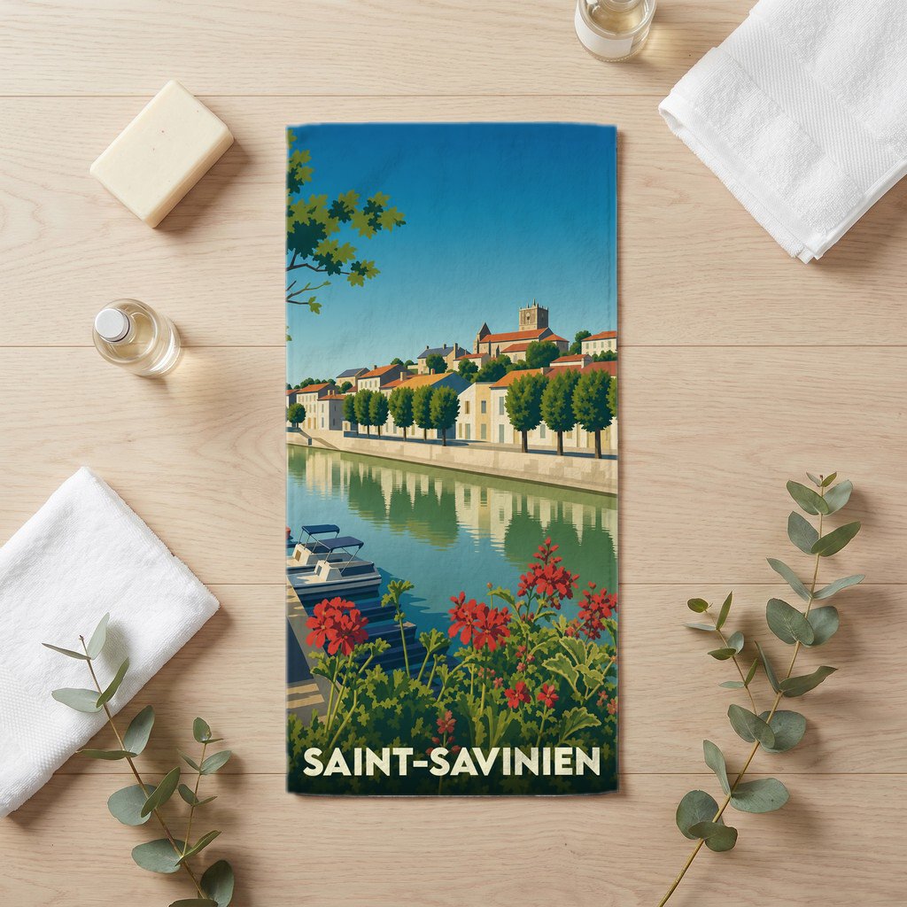Serviette de bain souvenir de Saint-Savinien illustrée par une vue pittoresque de la ville au bord de l'eau.