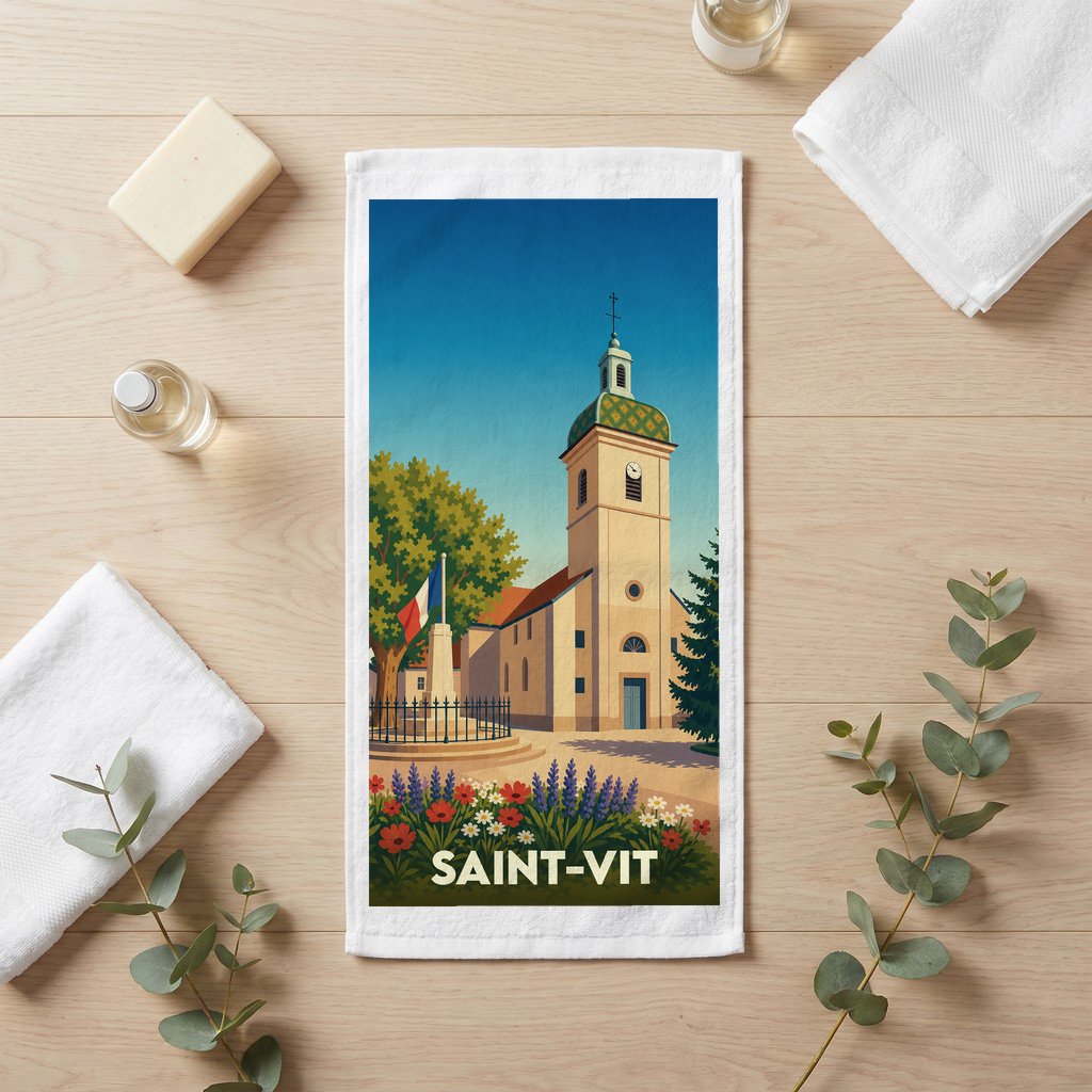 Serviette de bain souvenir de la ville de Saint-Vit ornée d'une illustration stylisée de son église et de fleurs.