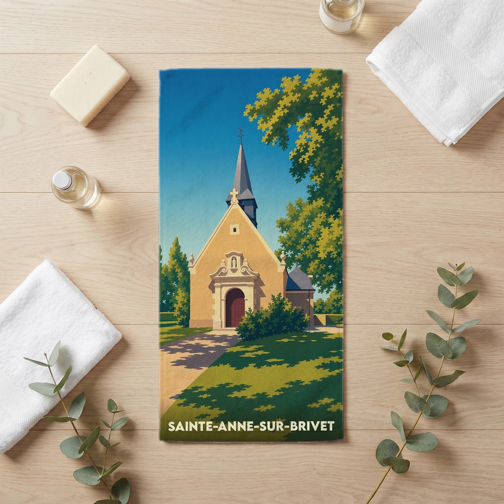 Serviette de bain souvenir de Sainte-Anne-sur-Brivet avec une illustration stylisée d'une chapelle.