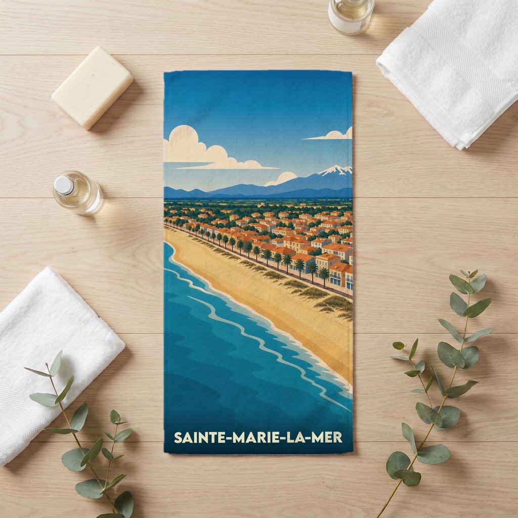 Serviette de bain souvenir de Sainte-Marie-la-Mer avec une illustration stylisée du bord de mer.