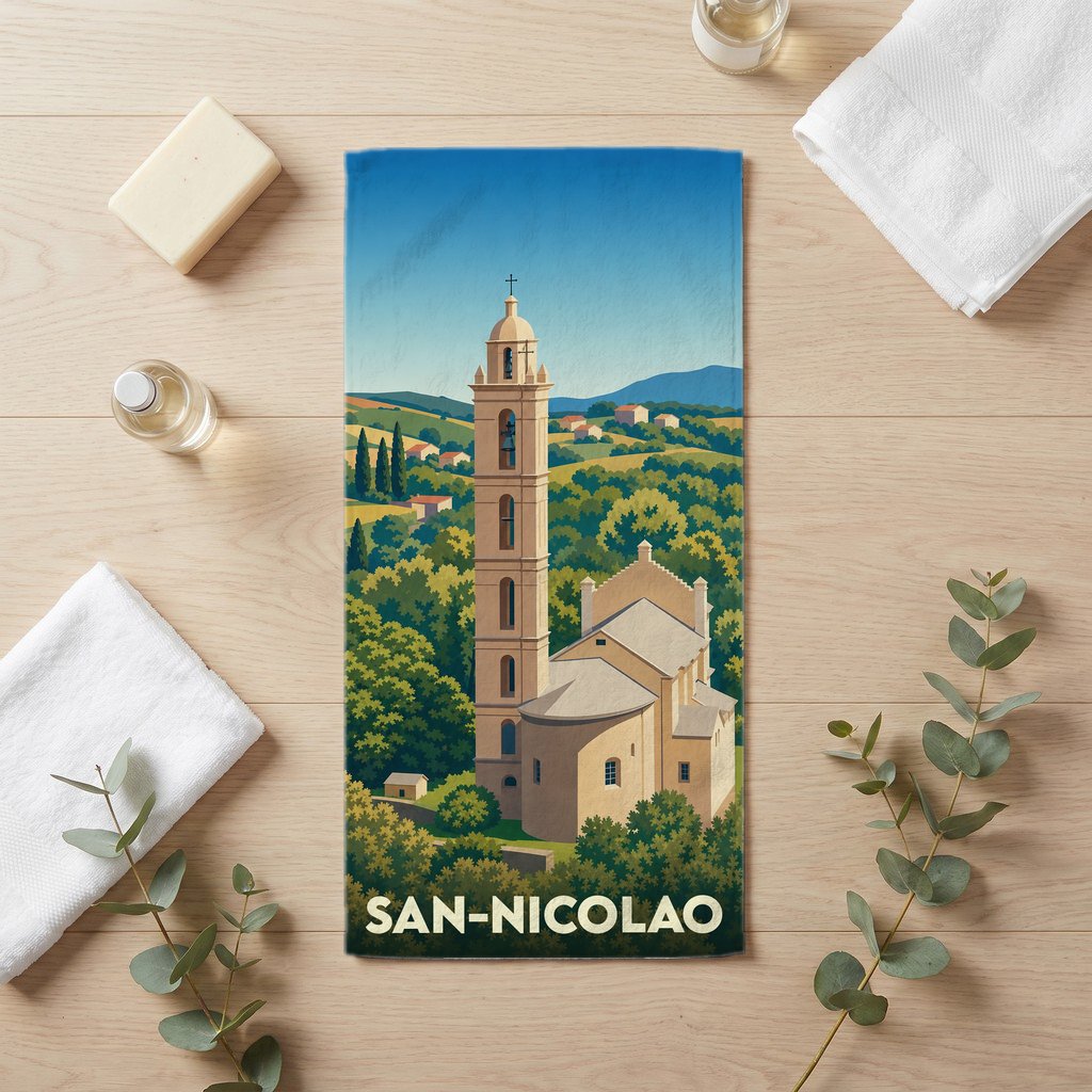 Serviette de bain souvenir de la ville de San-Nicolao illustrée d'une église pittoresque dans un paysage corse.