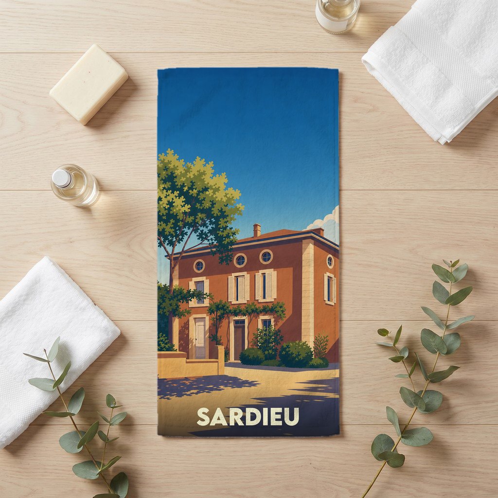 Serviette de bain souvenir de la ville de Sardieu avec une illustration stylisée d'une maison de village.