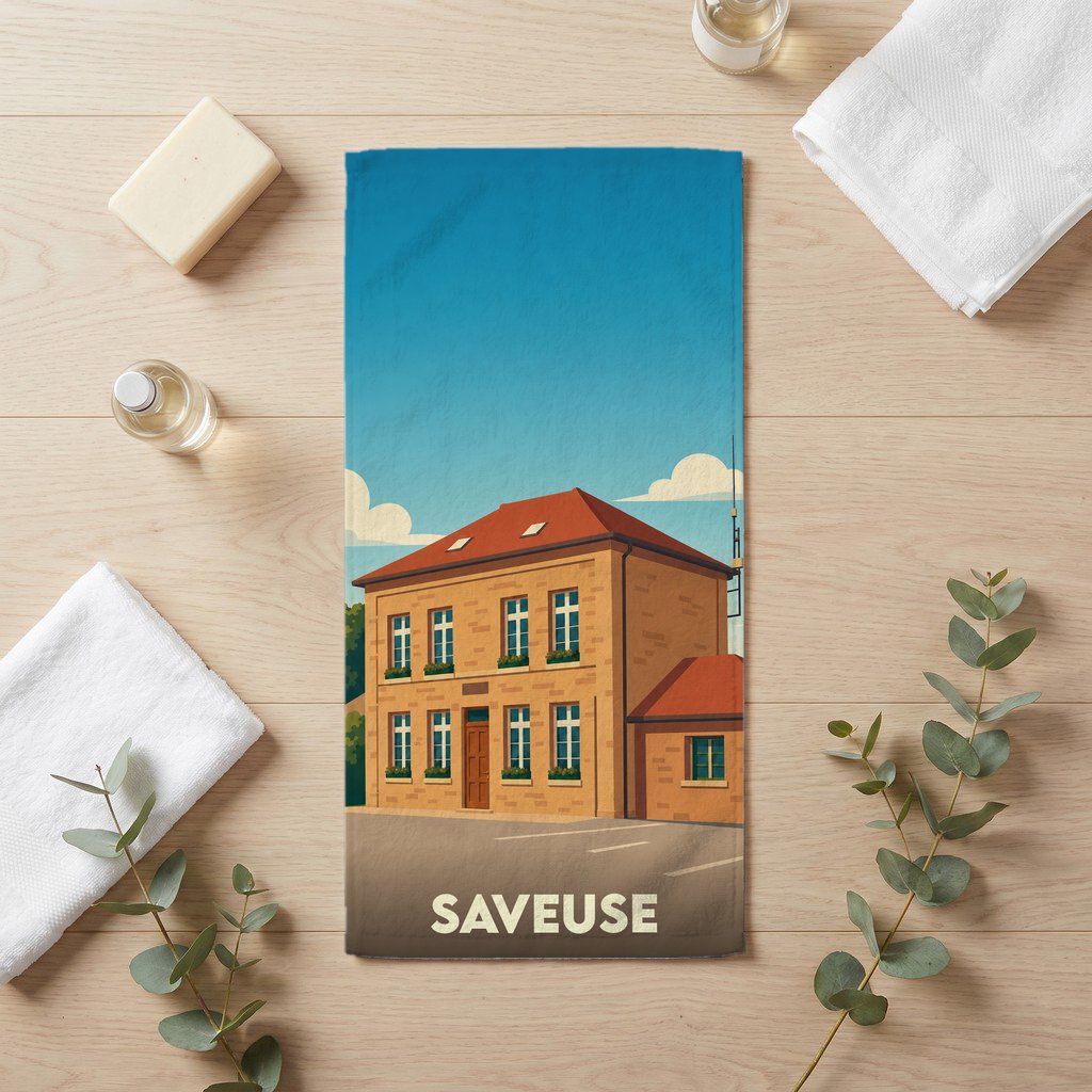 Serviette de bain souvenir de la ville de Saveuse avec une illustration stylisée d'un bâtiment communal.
