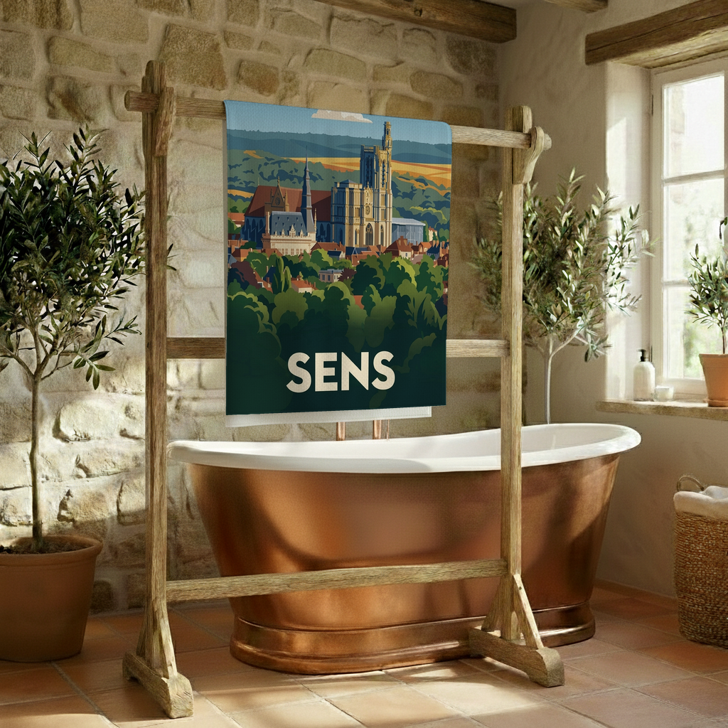 Serviette de bain souvenir de la ville de Sens avec une illustration stylisée.