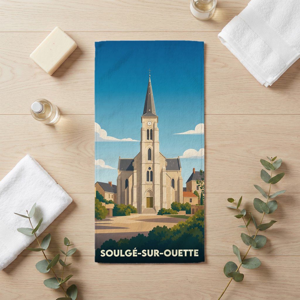 Serviette de bain souvenir de la ville de Soulgé-sur-Ouette avec une illustration stylisée de son église.