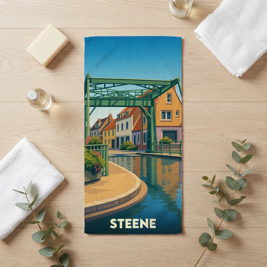 Serviette de bain souvenir de la ville de Steene avec une illustration stylisée d'un canal et d'un pont métallique.