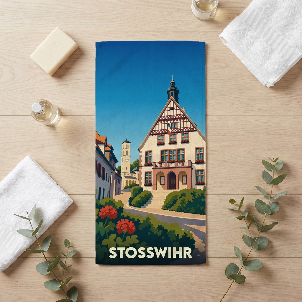 Serviette de bain souvenir de la ville de Stosswihr illustrant une architecture traditionnelle alsacienne.