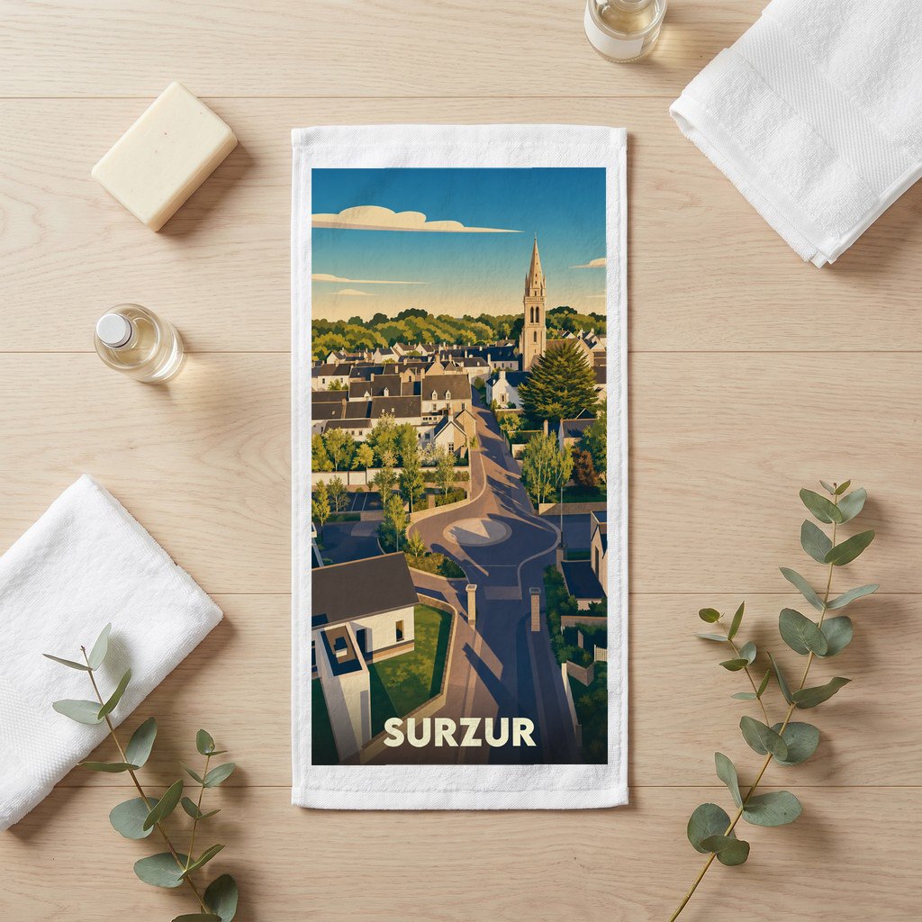 Serviette de bain souvenir de la ville de Surzur avec une illustration stylisée de son paysage urbain.