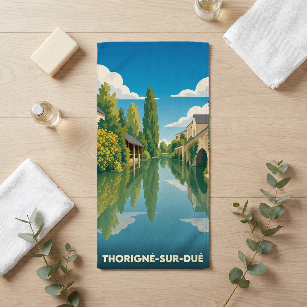 Serviette de bain souvenir de la ville de Thorigné-sur-Dué avec une illustration stylisée de ses bords de rivière.