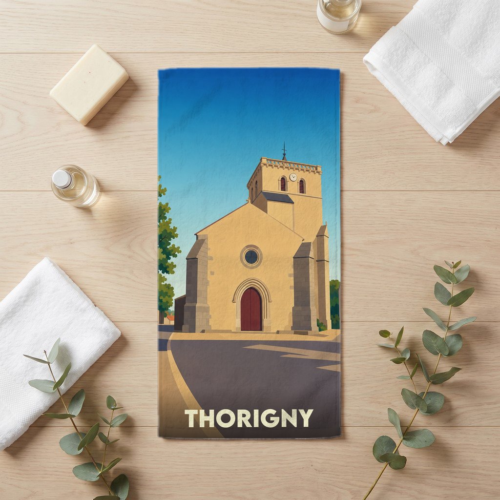 Serviette de bain souvenir de la ville de Thorigny avec une illustration stylisée de son église.
