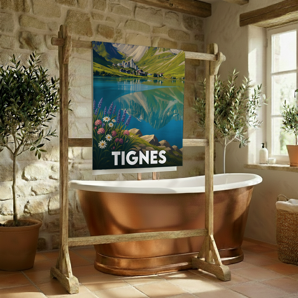 Serviette de bain souvenir de la ville de Tignes avec une illustration stylisée d'un paysage alpin.