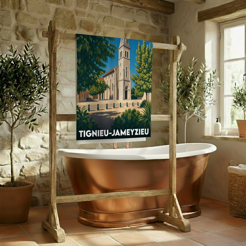 Serviette de bain souvenir de la ville de Tignieu-Jameyzieu avec une illustration stylisée de son église.