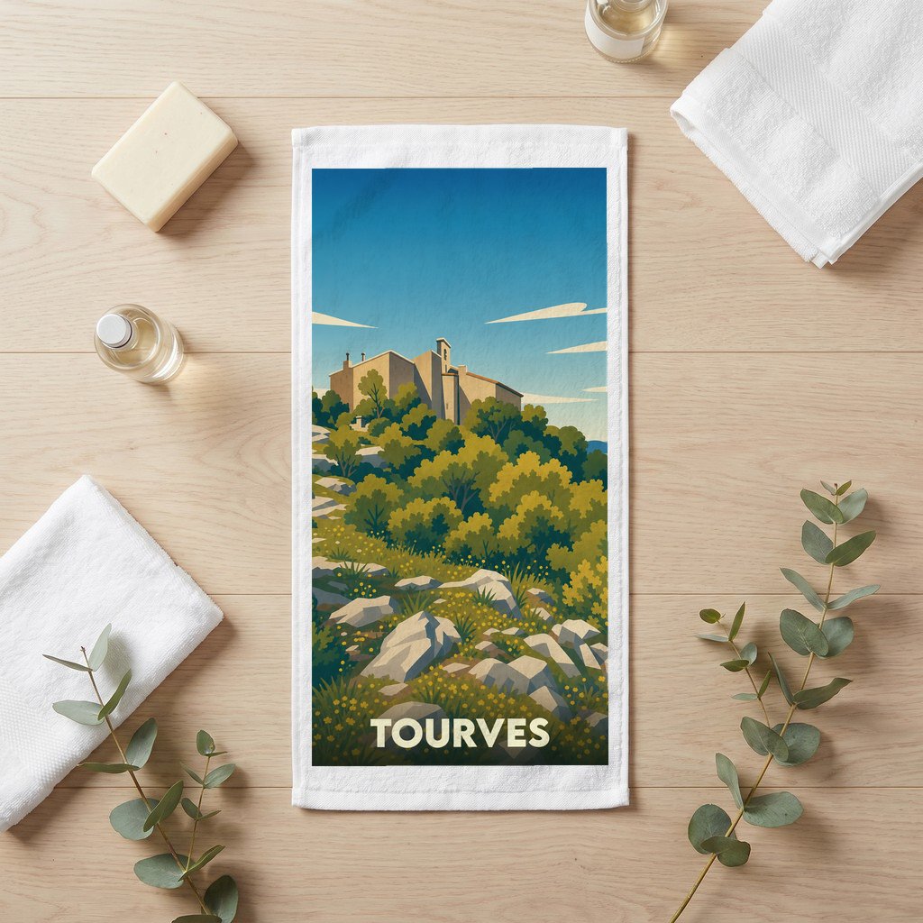 Serviette de bain souvenir de la ville de Tourves avec une illustration stylisée de son paysage provençal.