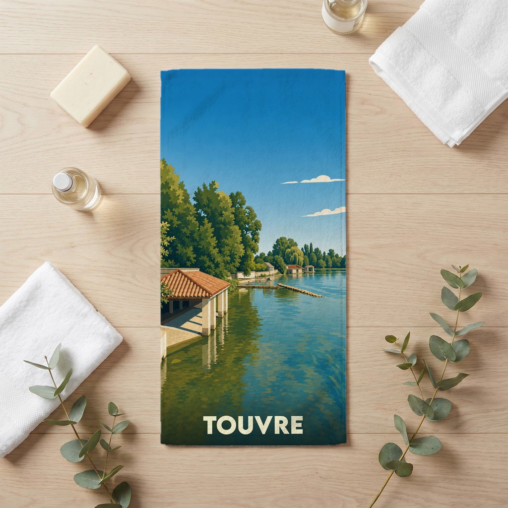 Serviette de bain souvenir de la ville de Touvre avec une illustration stylisée des bords de la rivière.