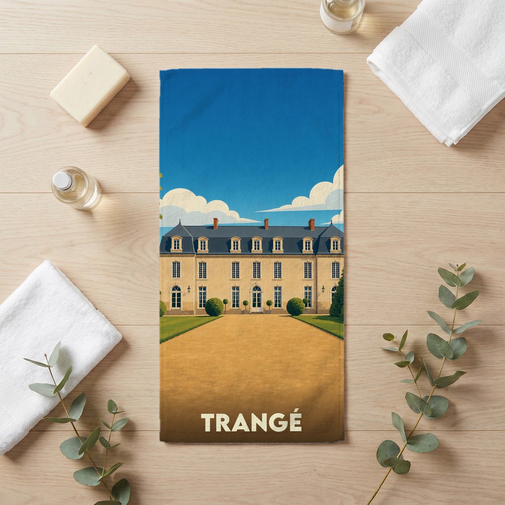 Serviette de bain souvenir de la ville de Trangé illustrant un château stylisé sous un ciel bleu.