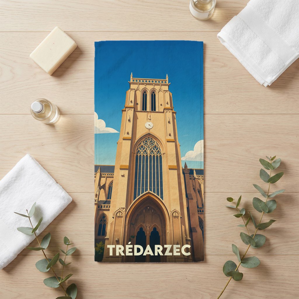 Serviette de bain souvenir de la ville de Trédarzec illustrée d'une église de style gothique.
