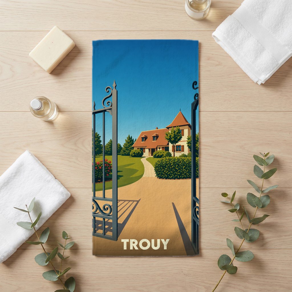 Serviette de bain souvenir de la ville de Trouy avec une illustration stylisée d'un portail ouvrant sur une maison de campagne.