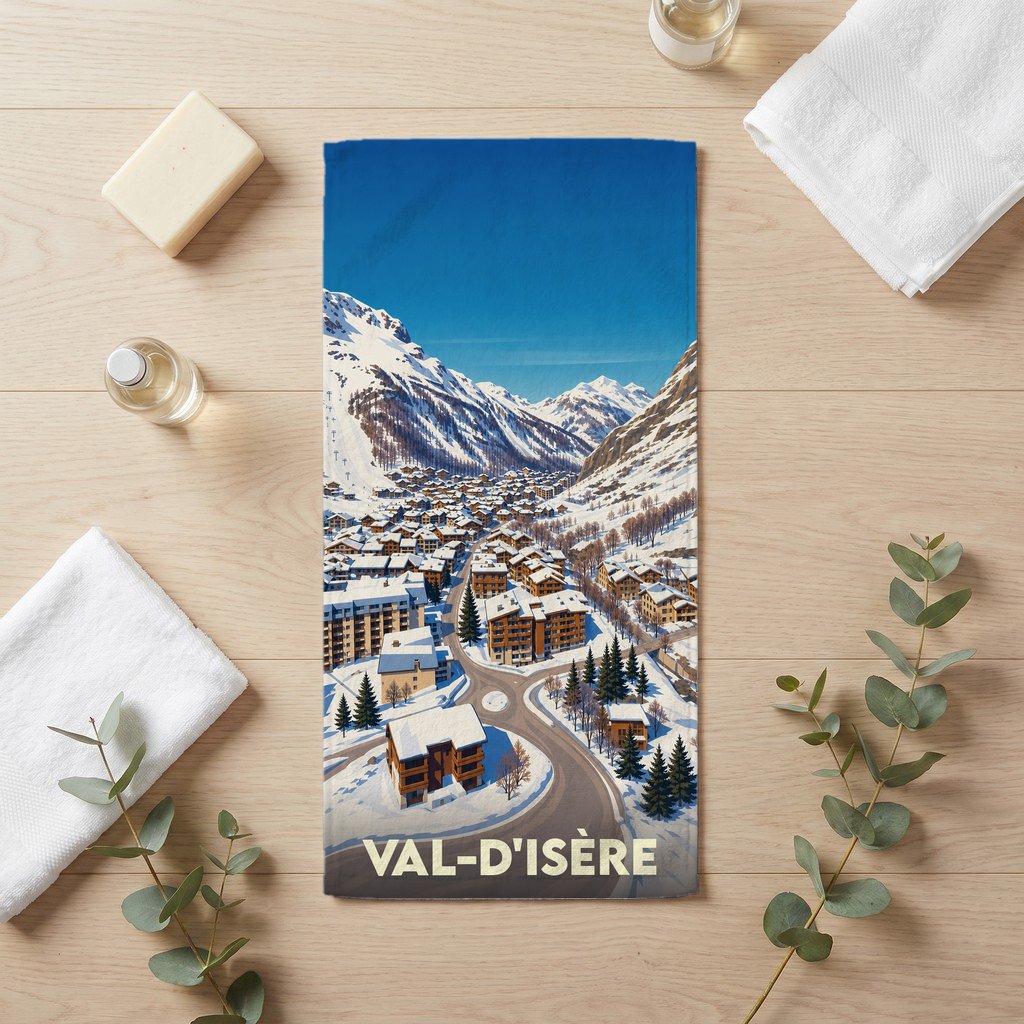 Serviette de bain souvenir de la ville de Val-d'Isère avec une illustration de station de ski enneigée.