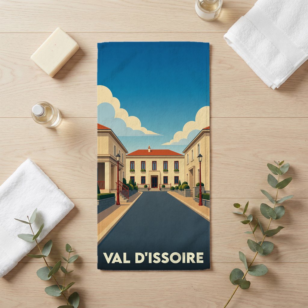 Serviette de bain souvenir de la ville de Val d'Issoire avec une illustration stylisée d'une rue pittoresque.