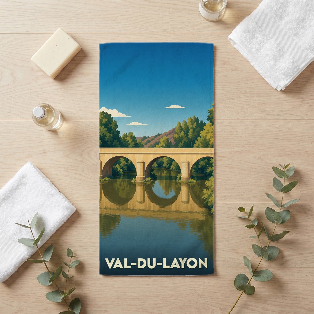 Serviette de bain souvenir de la ville de Val-du-Layon avec une illustration stylisée de son pont.