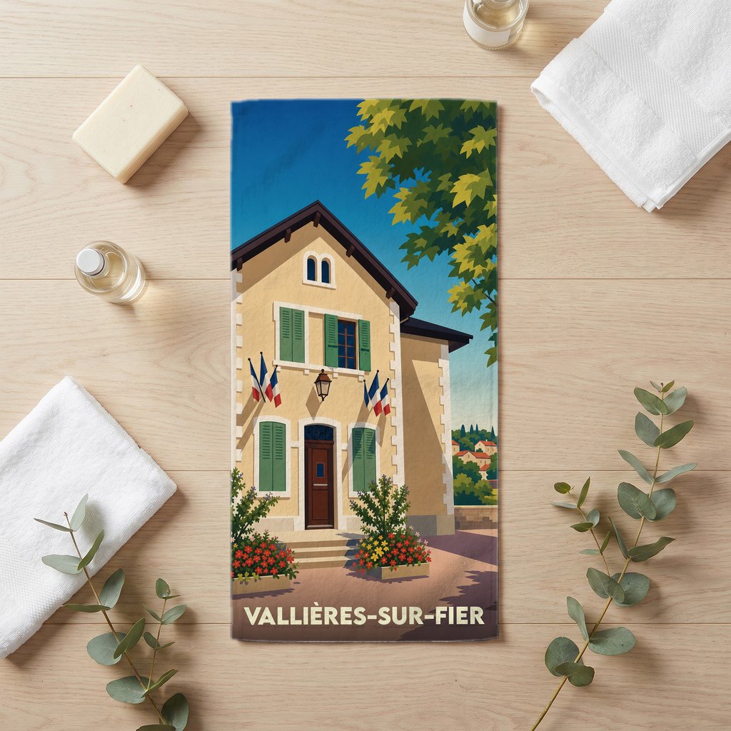 Serviette de bain souvenir de Vallières-sur-Fier avec une illustration stylisée de la mairie décorée de drapeaux français.