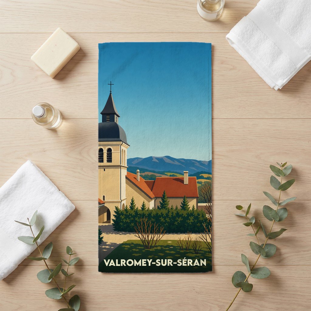 Serviette de bain souvenir de Valromey-sur-Séran avec une illustration stylisée de son église et des montagnes.