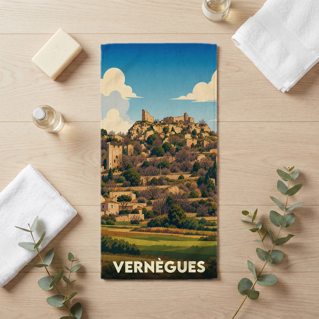 Serviette de bain souvenir de la ville de Vernègues avec une illustration stylisée de son vieux village et du château.