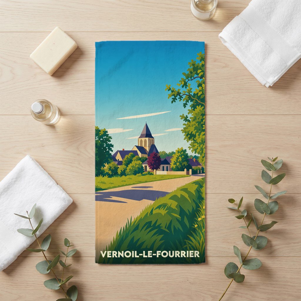 Serviette de bain souvenir de Vernoil-le-Fourrier ornée d'une illustration de paysage champêtre au style rétro.