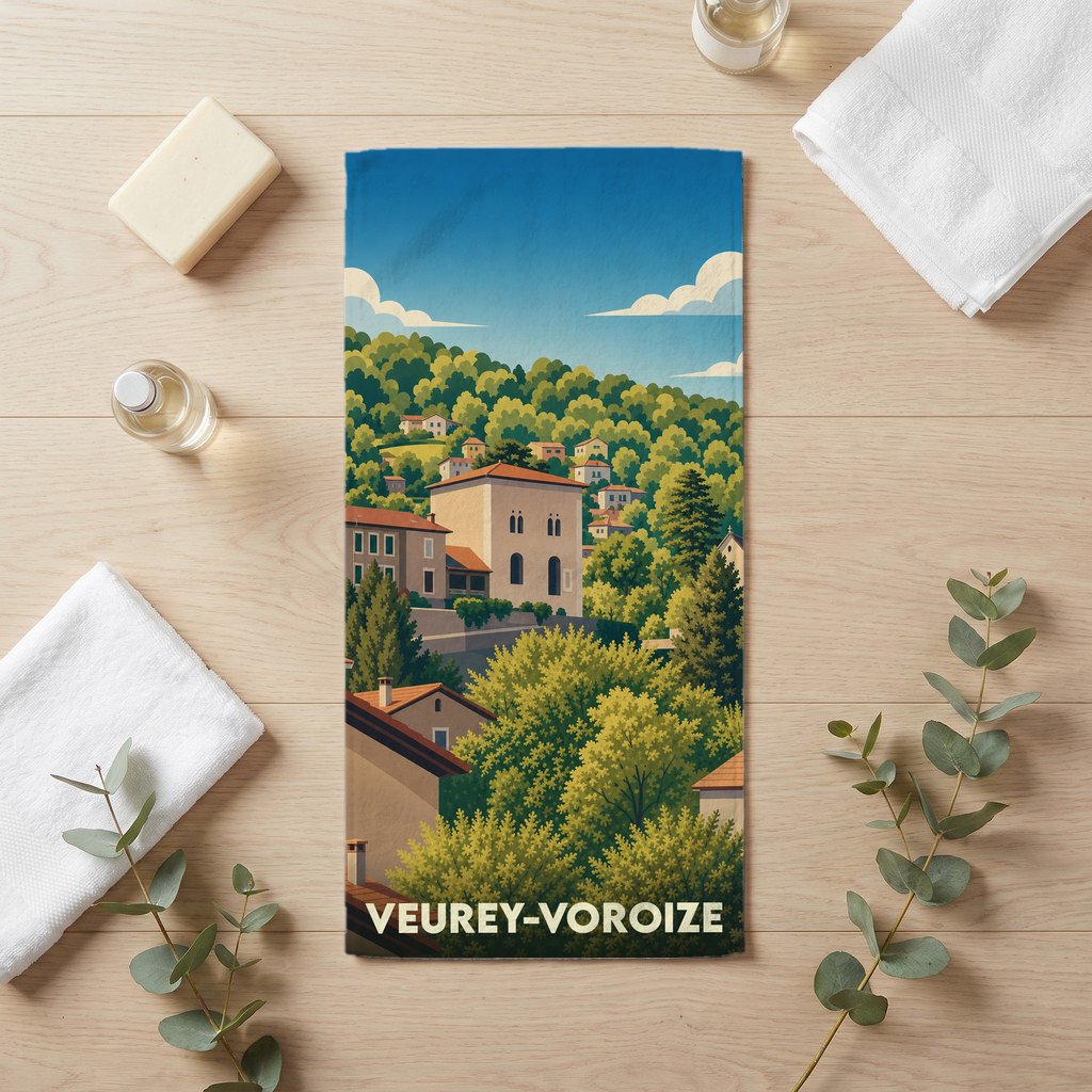Serviette de bain souvenir de la ville de Veurey-Voroize avec une illustration paysagère stylisée.
