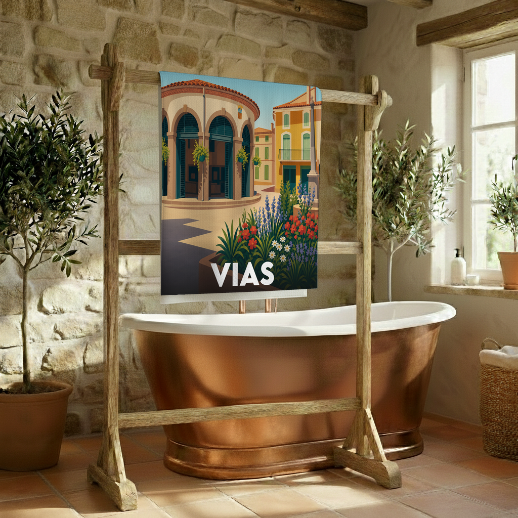 Serviette de bain souvenir de la ville de Vias avec une illustration stylisée.